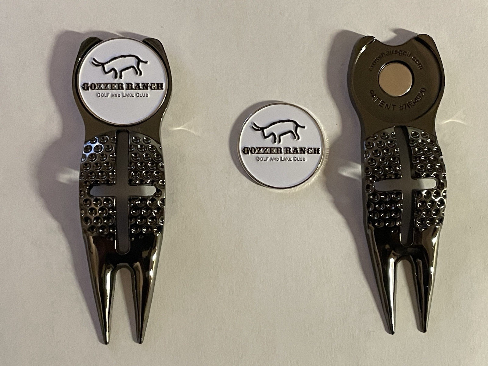 (1) Gozzer Ranch Golf & Lake Club Crosshairs Divot Tool & 1" Coin Golf Marker