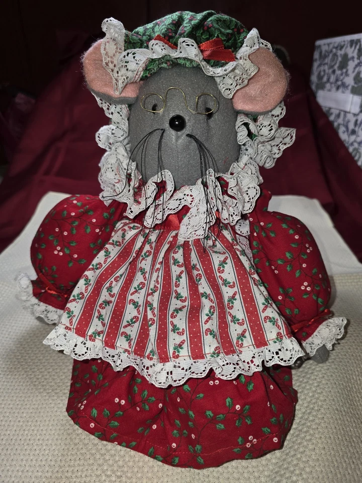 Ratón de Navidad vintage hecho a mano con tope de puerta ponderado con vestido y capó de acebo usado en excelente estado Foto 2 de 4