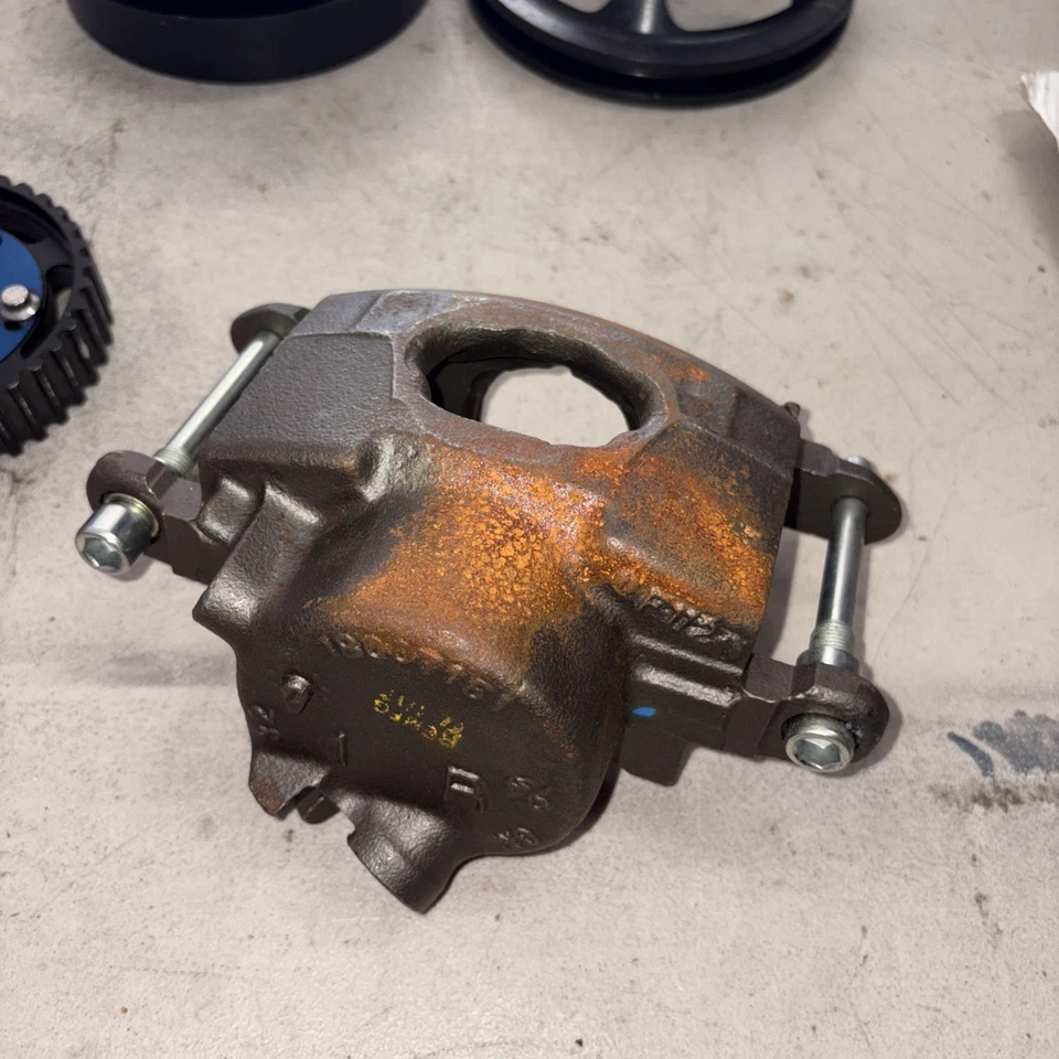 Pinças de freio dianteiras direitas para 1972-74 Chevy Blazer RWD 1975-78 GMC C15 Suburban - Imagem 3 de 4