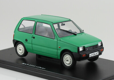 Lada VAZ 1111 Oka 1987 grün 1:24 Modellauto Premium Collectibles 