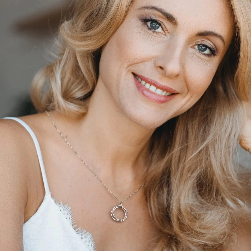 Regalo de 40 cumpleaños para mujer - Collar circular de plata de ley Foto 4 de 4