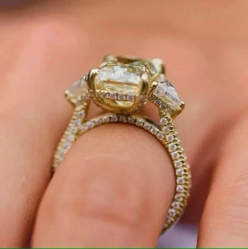 Anillo de boda de compromiso amarillo canario de 2,50 quilates creado en laboratorio chapado en oro de 14 quilates plateado Foto 4 de 4