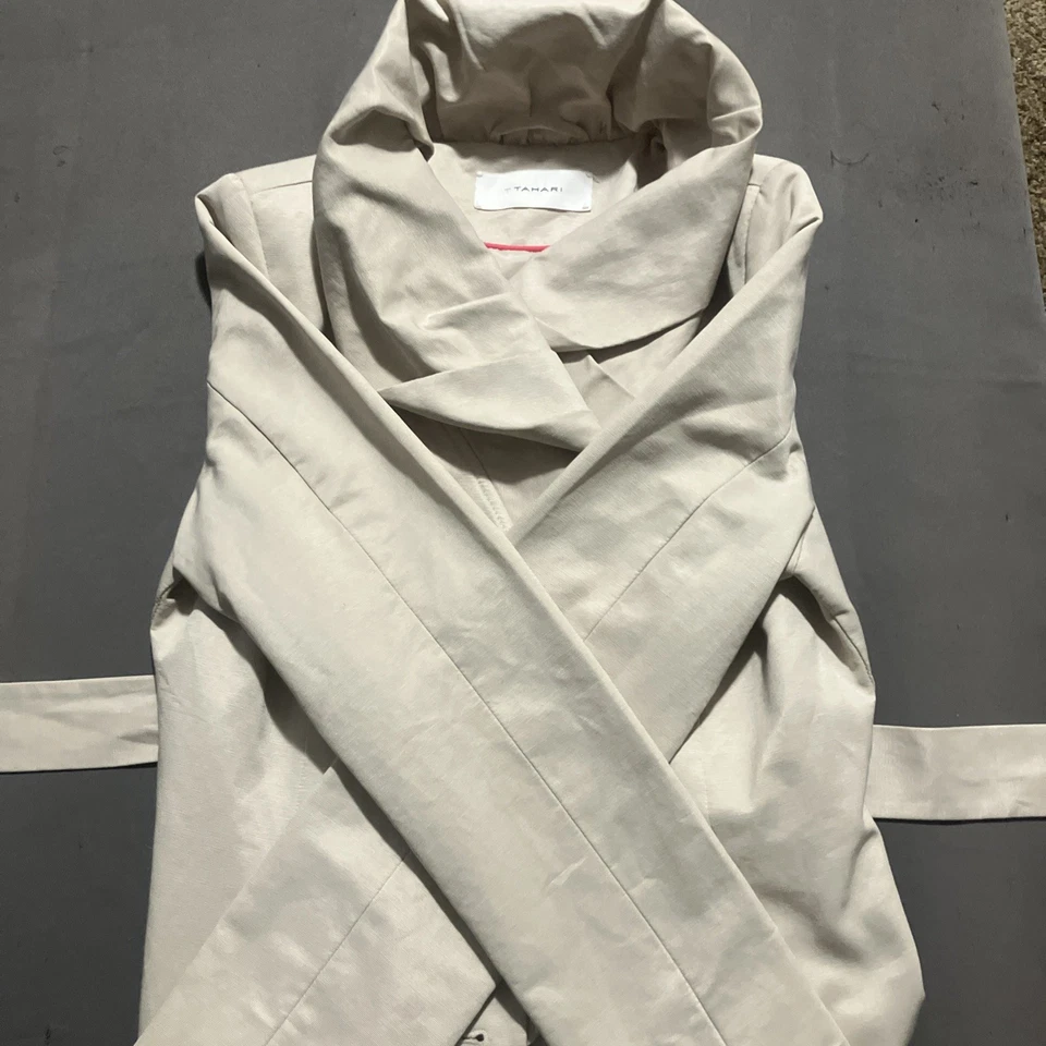 Trench coat Tahari bege manga longa gola bufada com botões e cinto tamanho M - Imagem 4 de 4