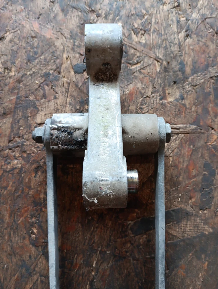 Enganche de suspensión 97 Yamaha OEM YAMAHA FZ750 E2 Foto 3 de 3