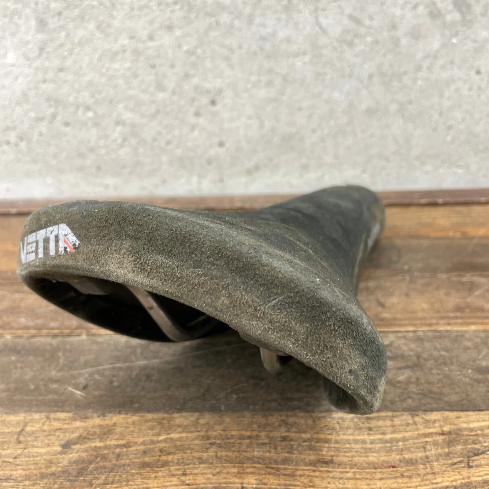 Sillín de asiento Vetta vintage negro gamuza MTB años 80 90 montaña MTB Eroica Italia A3 Foto 4 de 4