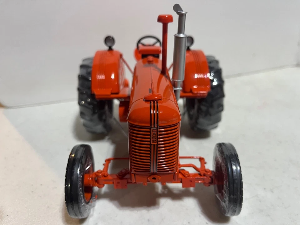 Case D Gas Tractor with High Detail and Steerable Wide Front 1/16 by SpecCast. - Image 3 of 4