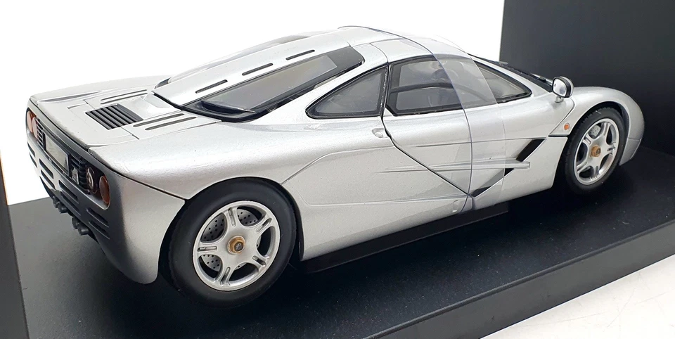 UT Models 1/18 Scale Diecast 530 133180 - McLaren F1 Roadcar - Silver - Image 2 of 4