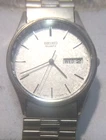 Seiko Quart Dress Watch Men V701-7A29 Silver Textured Dial Day Date New Bat Nice