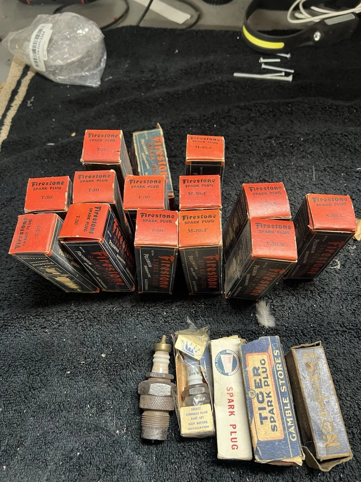 Лот из 14 полониевых свечей зажигания Firestone и других - Изображение 2 из 2