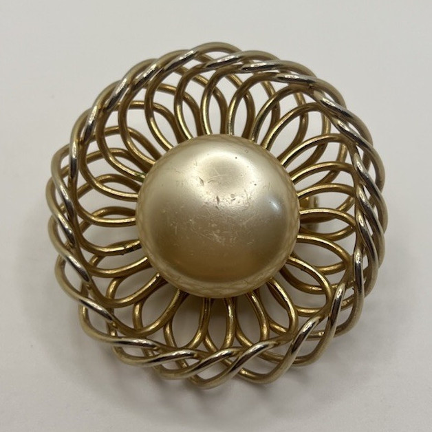 Gold Tone Metal Wire Swirl Round Brooch Wreath Pin w/ Cream Faux Pearl Center 2