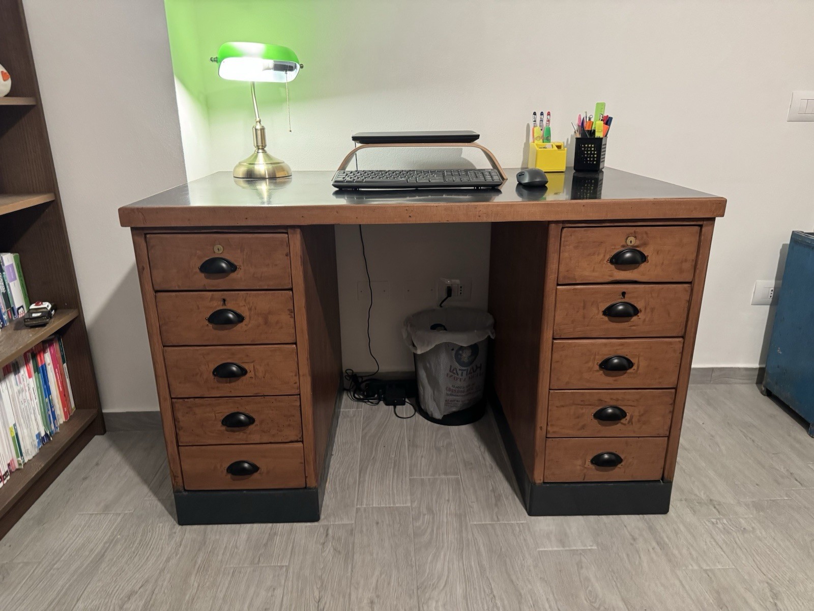 Antica scrivania in legno di faggio - 10 cassetti