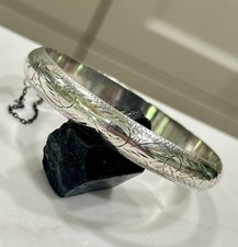 925 Sterling Silver Hinged Etched 9mm Bangle Bracelet w/ Safety Chain, 7 . 11Gs