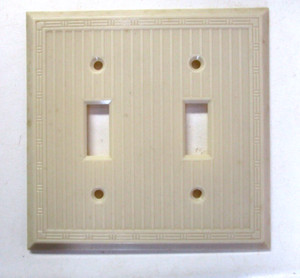 Bryant US 2Gang Dashed Fine Lines Beige Bakelite Switch Plate Wall Box Cover Vtg