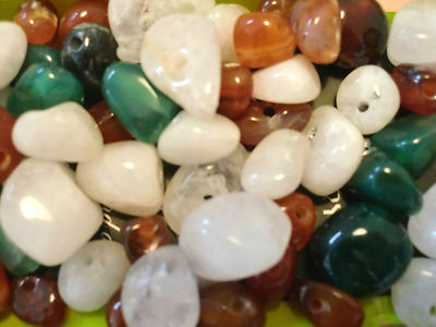 100 Stück x Natursteinperlen in verschiedenen Farben & Größen zur Schmuckherstellung