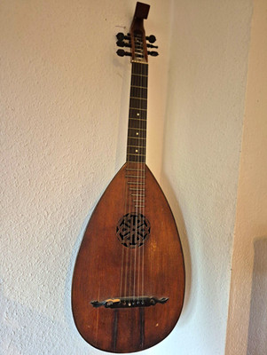 Gitarrenlaute,  6-saitig, über 100 Jahre alt