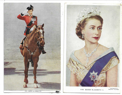 2 Postkarten von Queen Elizabeth II One on Horseback Trooping the Colour Royalty