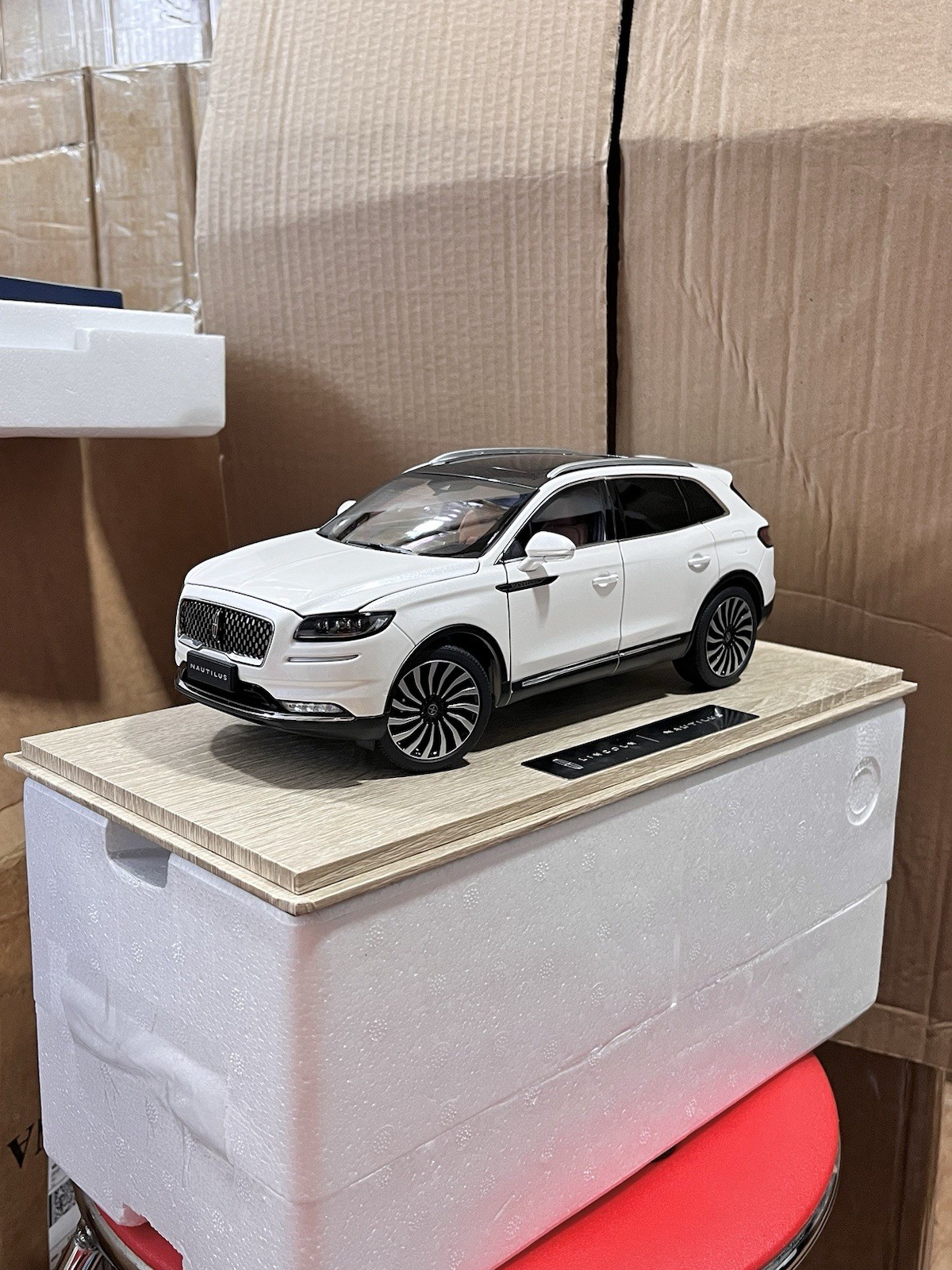 1:18 Scale 2019~2023 Lincoln Nautilus Pristine White Diecast Model Car With Base