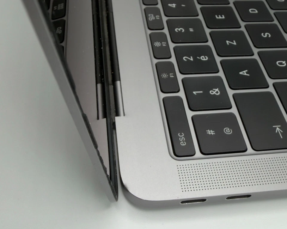 MacBook Pro 13” (Mi-2017) – i5 2,3 GHz – 8 Go – Pas de SSD - 1/2 OK - Photo 3/4