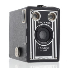BROWNIE TARGET SIX-16 CAMERA DECO great display camera invtry chr 47
