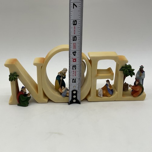 Placa de letras de belén Noel en cada letra sostiene una figura - Imagen 4 de 11