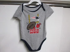 NEW ENGLAND PATRIOTS BABY/TODDLER CREEPER (18 MTHS) GRAY W/LOGO & SNAP SHORT SLV