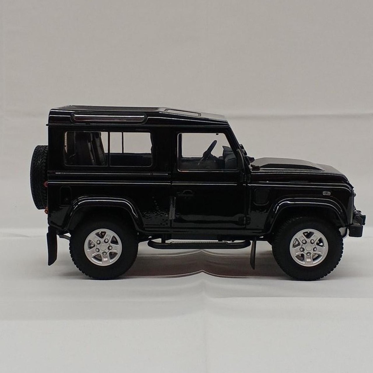 ミニカー LAND ROVER DEFENDER ICON MODEL 01 ランドローバー公式オンラインショップ / DEFENDER ICON MODEL WHITE