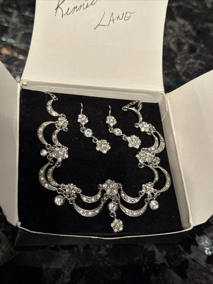 Gargantilla collar de diamantes de imitación Kenneth Jay Lane para Avon plata/T de colección, pendientes nuevos en caja Foto 3 de 4