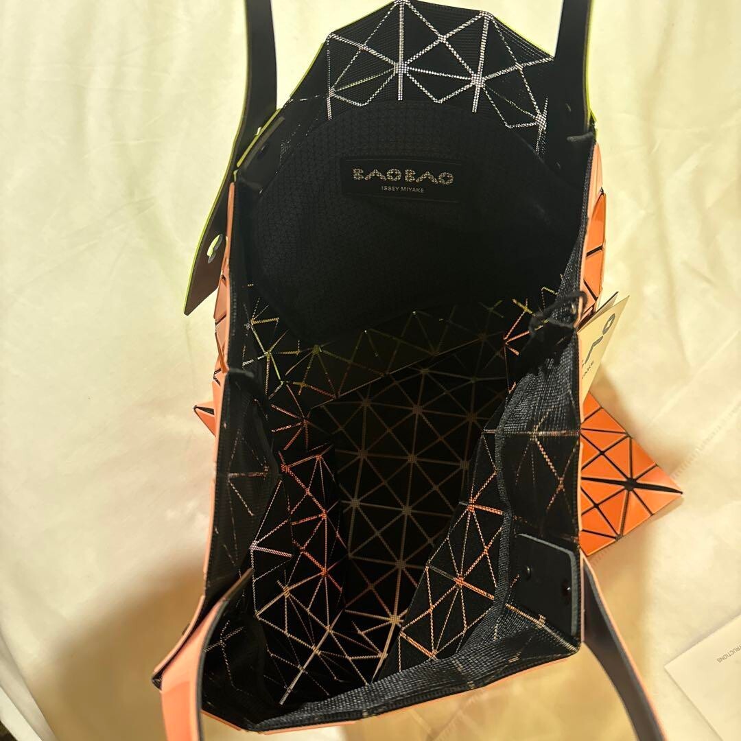 バッグ BAO BAO PRISM KANGAROO BAO BAO ISSEY MIYAKE、カンガルーをイメージした ポケットを