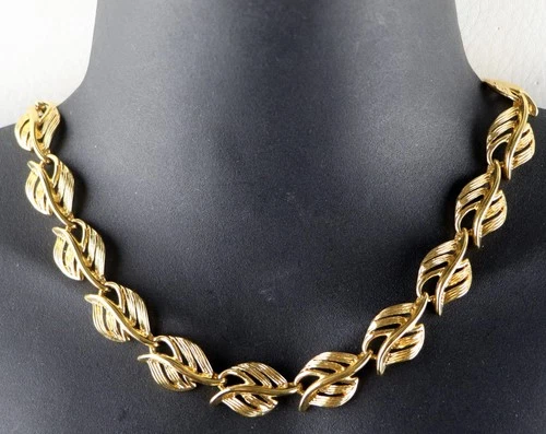 Napier Signed Vintage Leaf Necklace Articulated Collar Cast Feathered Open Work