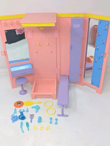 Vintage 1988 Hasbro Maxie Too Cool Locker Room & Shower w/21 Piece Accessories