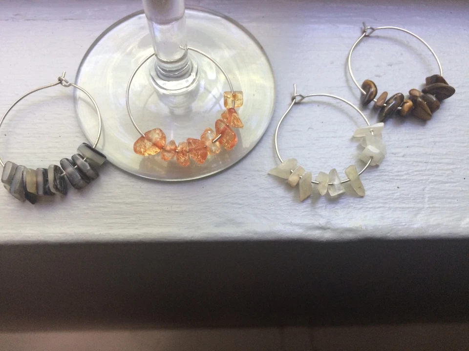 Dijes de copa de vino hechos a mano con hermosas piedras paquete de 4  Foto 3 de 4