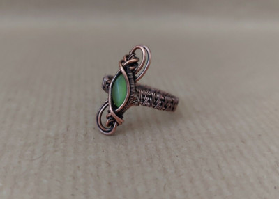 Ring mit Draht umwickelt aus oxidiertem Kupfer und grünem Kristall Handarbeit