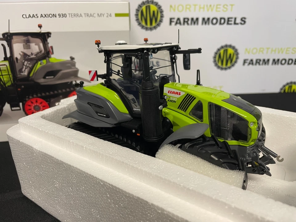 UNIVERSAL HOBBIES 6752 1:32 SCALE CLAAS AXION 930 TERRA TRAC (MY24) LIMITED - Image 3 of 4