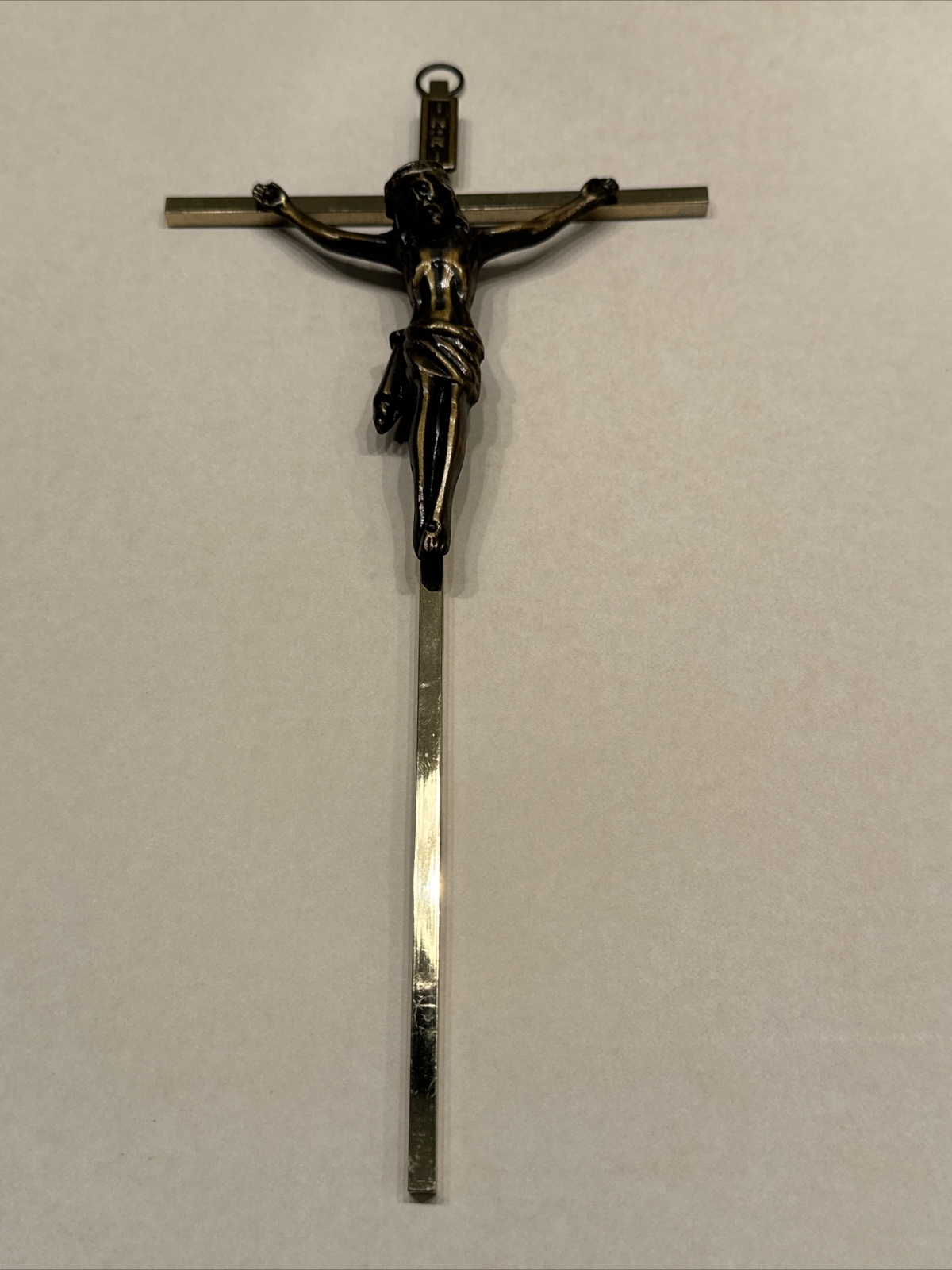 INRI Croce Ricordo Con Cristallo Inciso 3D Di Gesù Cristo - Base LED Inclusa - Piccola (7,6 Cm) - Scatola Regalo