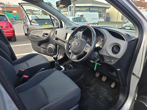 2015 Toyota Yaris 1.33 Dual VVT-i Icon Euro 5 5dr Euro 5 - Picture 3 of 24