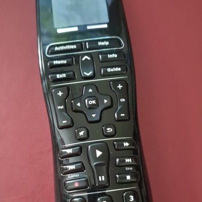 Logitech Harmony One Fernbedienung schwarz mit Ladestation Netzteil USB