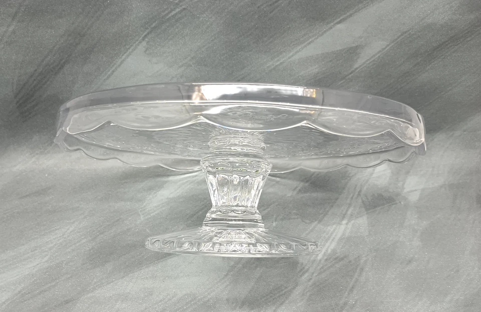 Plato de vidrio en relieve transparente con soporte para pasteles Cassie para mujer pionera Foto 4 de 4