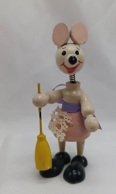 Ancienne figurine Souris Bois Goula Balai Jupe Rose Tablier Dentelle made Spain - Photo 1/4