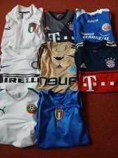 7 Fußballtrikots und 1 Jacke