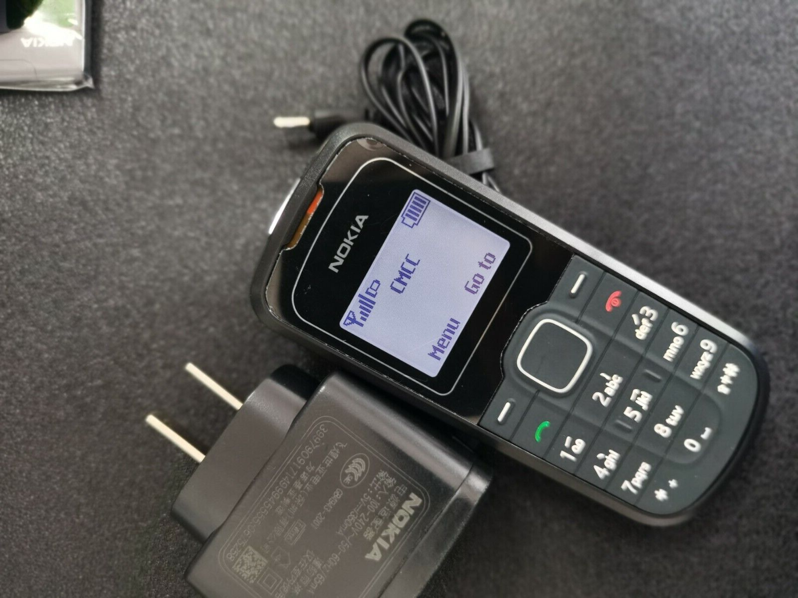 Điện thoại di động Nokia 1202 với thiết kế nhỏ gọn và đơn giản có thể là một lựa chọn tuyệt vời cho những người đang tìm kiếm một chiếc điện thoại di động dễ sử dụng. Với dung lượng pin lớn, bạn có thể thoải mái sử dụng điện thoại trong một thời gian dài mà không cần phải sạc lại. Hãy khám phá chiếc điện thoại độc đáo này ngay bây giờ.