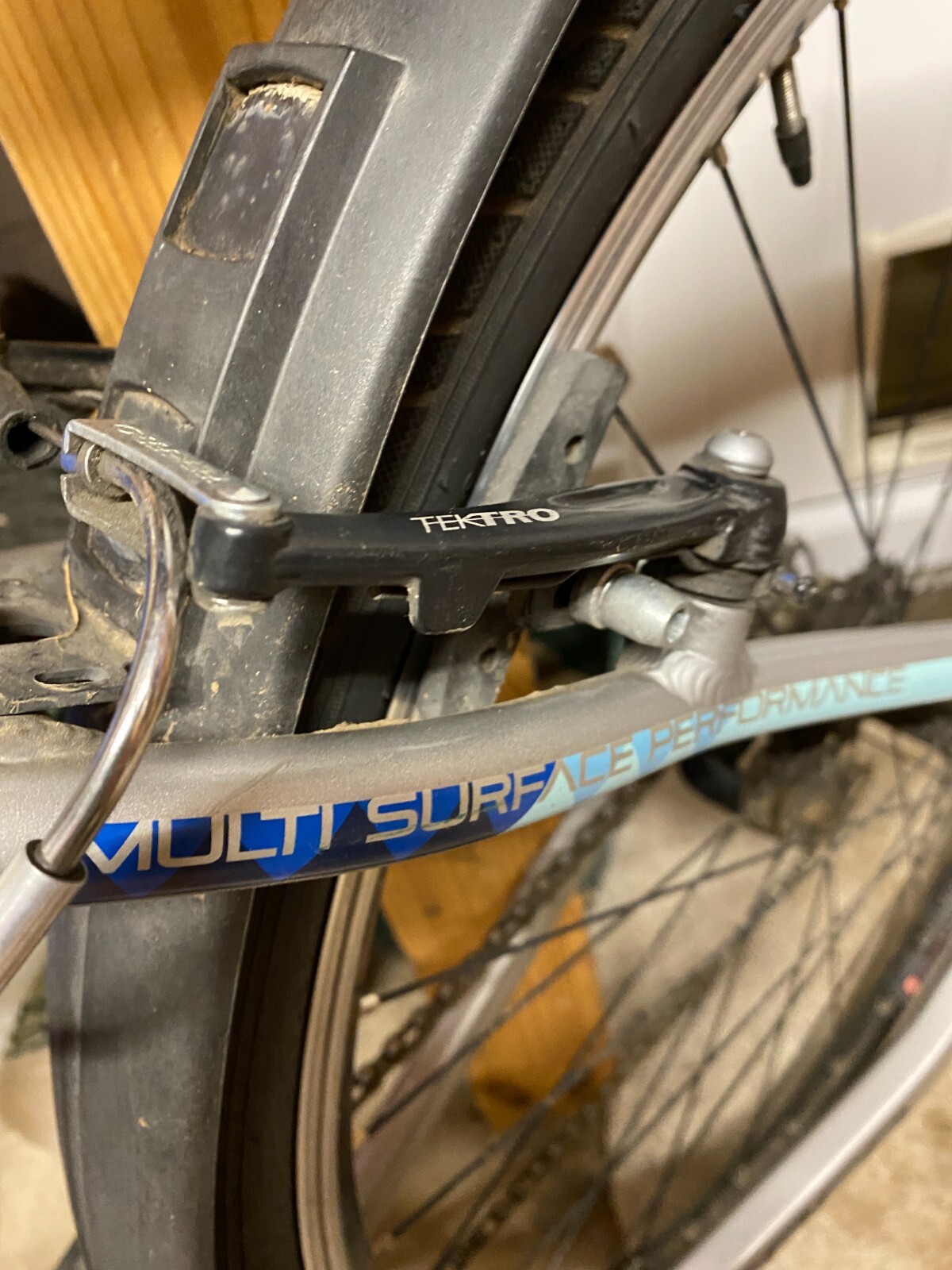 Halfords Carrera Crossfire 1 men's bike, silver, Shimano 21 speed, 28