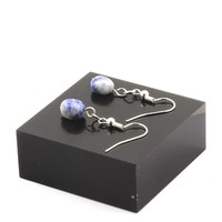 Mineralien Und Edelsteine. Ohrringe Mit Einer Blauen Afrikanischen Jaspis-Perle