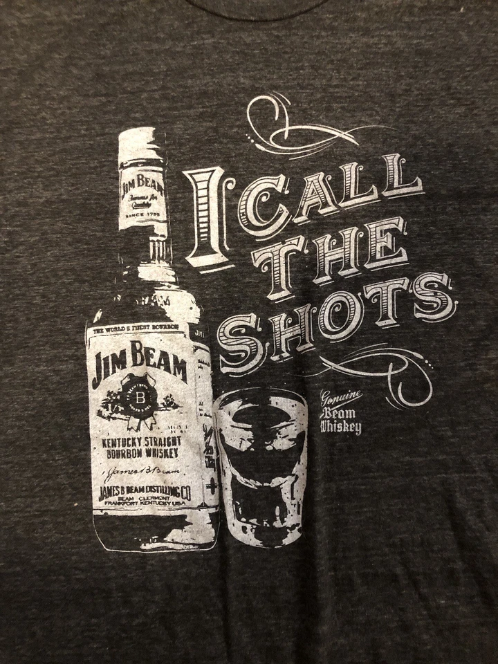 Camisa Jim Beam Para Hombres I Call The Shots Whisky Borbón Divertida Gris Talla Grande Foto 3 de 4