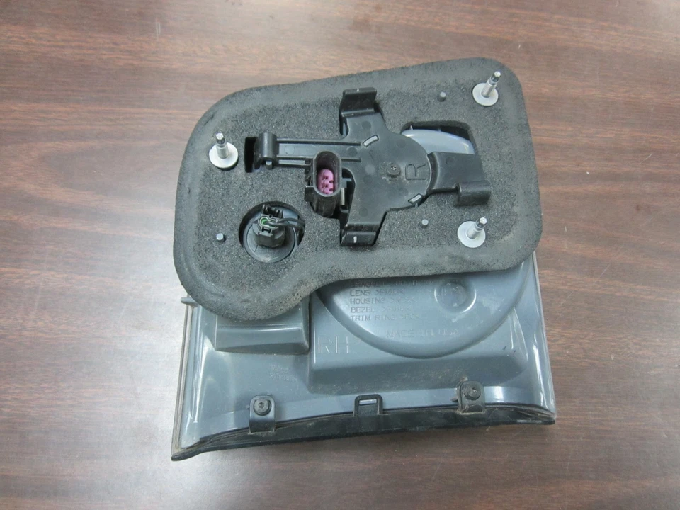 2007-12 GMC Acadia RIGHT PASSANGER luz de freio traseira interna na lâmpada do porta-malas fabricante de equipamento original ⭐F1⭐ - Imagem 3 de 4