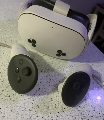 Meta Quest 3s White VR Headset 256GB with Batman Arkham shadow game incluided