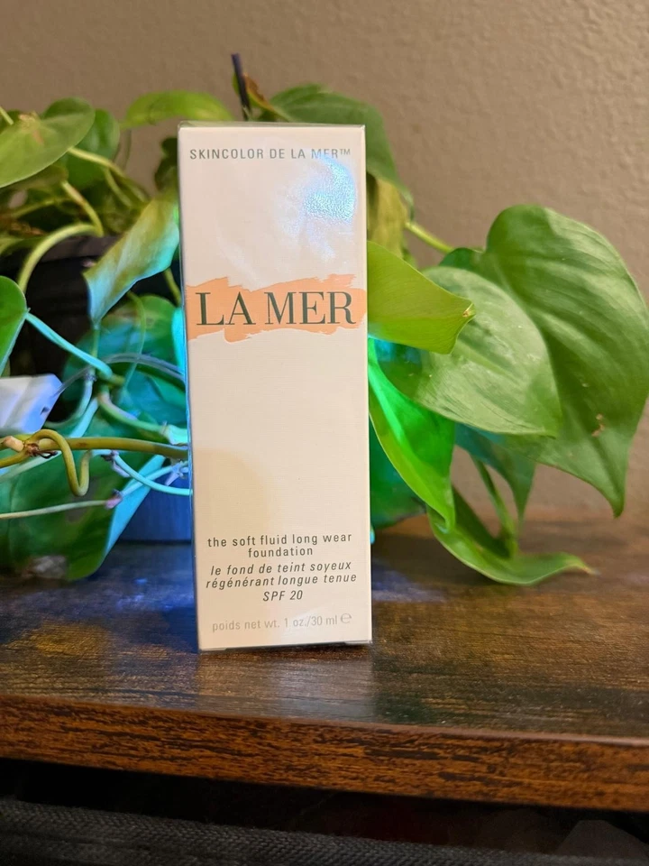 La Mer The Soft Fluid Long Wear Foundation SPF 20 – 1 oz / 30 ml - Image 4 of 4