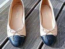 CHANEL Ballerinas aus Leder. Gr. 39