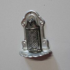 Altes Wandregal mit Reibe Puppenstube Puppenküche