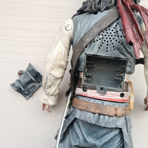 Figura de resina NECA Piratas del Caribe 18" Caníbal Jack Sparrow con sonido - Imagen 13 de 15