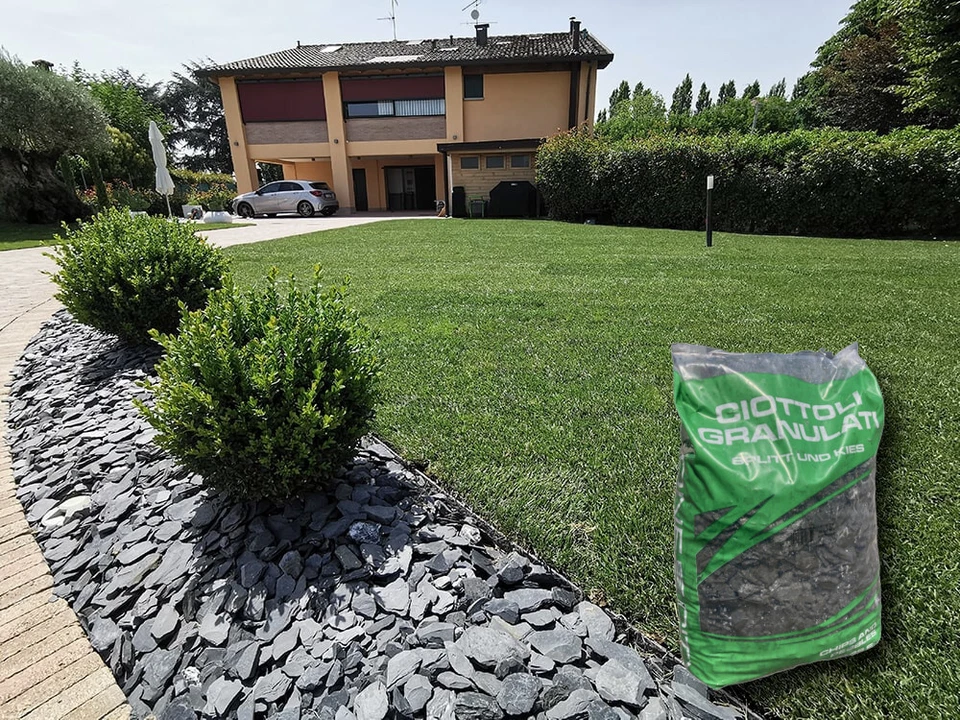 Sassi Ciottoli Nero Ardesia Decorazione Giardino Aiuole e Vasi Confezione 25kg - Immagine 4 di 4